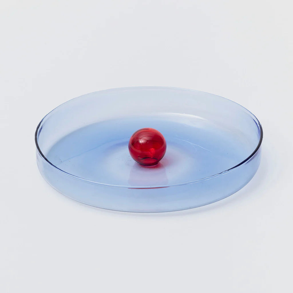 Handmade borosilicate glass dish available in 2 sizes. Perfect for the dining table, desk or bedside, our food-grade dish features a playful bubble around which to arrange snacks, stationery or jewellery.